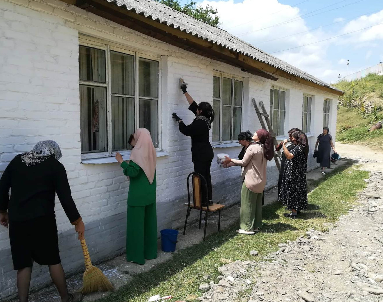 Субботник по благоустройству территории провели сотрудники Комплексного центра Дахадаевского района